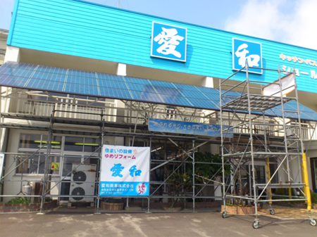足場がかかりました