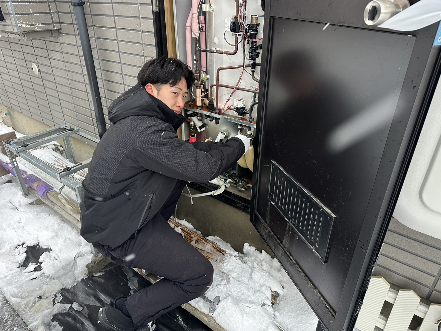 写真：エコキュート 工事中の様子1