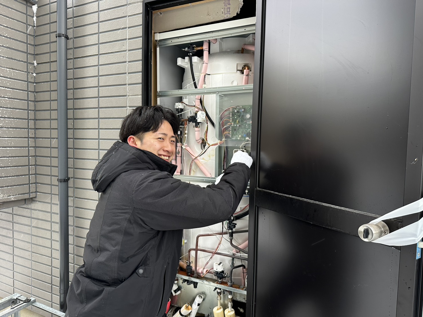 写真：エコキュート 工事中の様子2