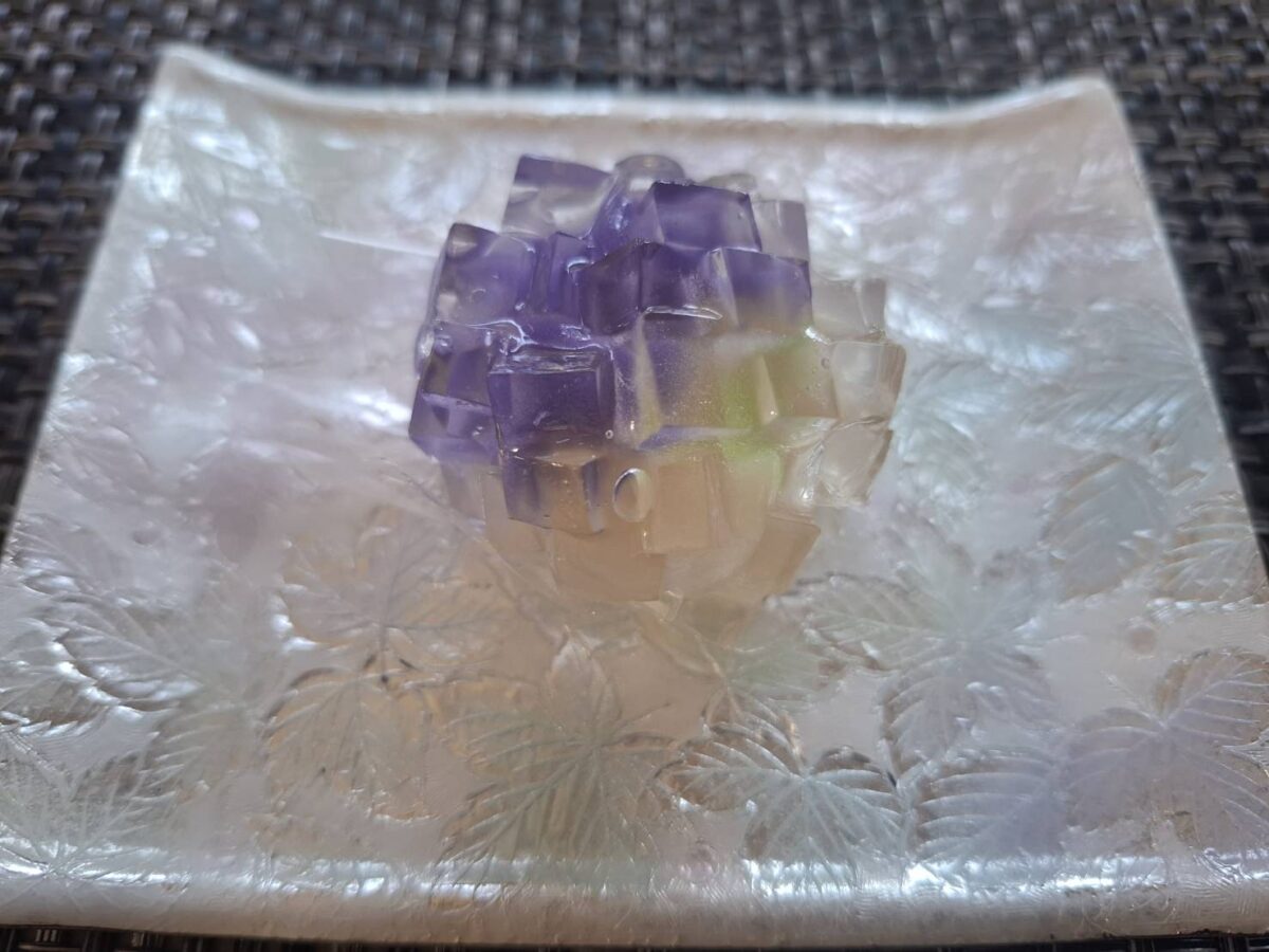 キラキラ紫陽花の和菓子